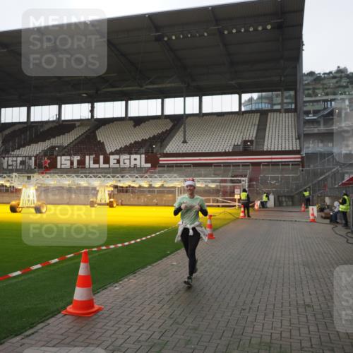 07.12.2025 - St. Pauli X-Mass-Run No. 15 Fabian Wolf http://msf.ph/oto/9395457 07.12.2025 10:30:13 Ziel 1696, 2369 meine-sportfotos.de