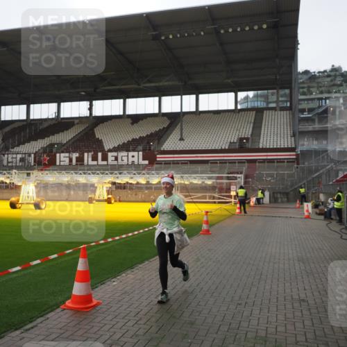 07.12.2025 - St. Pauli X-Mass-Run No. 15 Fabian Wolf http://msf.ph/oto/9395459 07.12.2025 10:30:13 Ziel 1696, 2369 meine-sportfotos.de