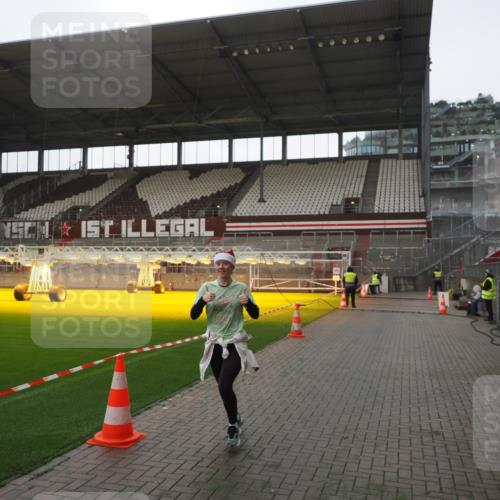 07.12.2025 - St. Pauli X-Mass-Run No. 15 Fabian Wolf http://msf.ph/oto/9395460 07.12.2025 10:30:13 Ziel 1696, 2369 meine-sportfotos.de