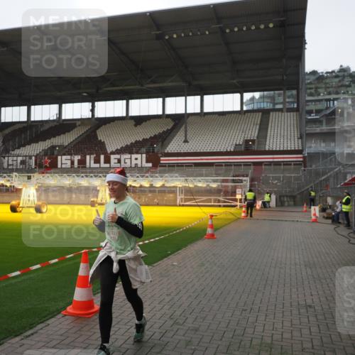 07.12.2025 - St. Pauli X-Mass-Run No. 15 Fabian Wolf http://msf.ph/oto/9395462 07.12.2025 10:30:14 Ziel 1696, 2369 meine-sportfotos.de