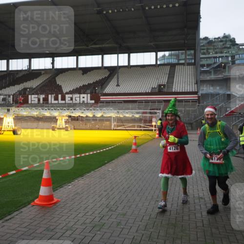 07.12.2025 - St. Pauli X-Mass-Run No. 15 Fabian Wolf http://msf.ph/oto/9395464 07.12.2025 10:30:22 Ziel 1696, 2910 meine-sportfotos.de