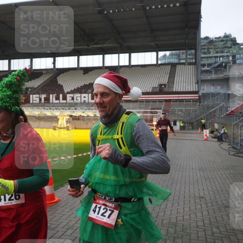 07.12.2025 - St. Pauli X-Mass-Run No. 15 Fabian Wolf http://msf.ph/oto/9395471 07.12.2025 10:30:24 Ziel 1696, 2910 meine-sportfotos.de