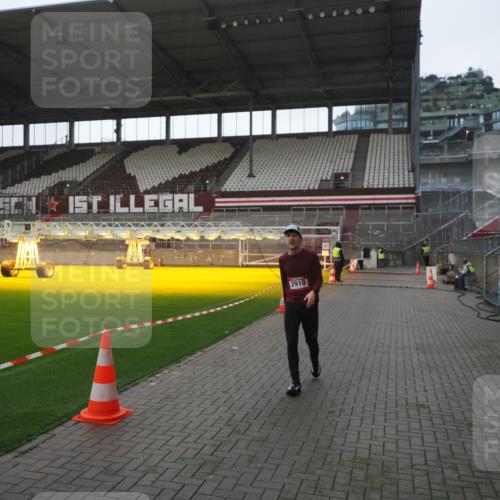 07.12.2025 - St. Pauli X-Mass-Run No. 15 Fabian Wolf http://msf.ph/oto/9395475 07.12.2025 10:30:26 Ziel 1696, 2910 meine-sportfotos.de