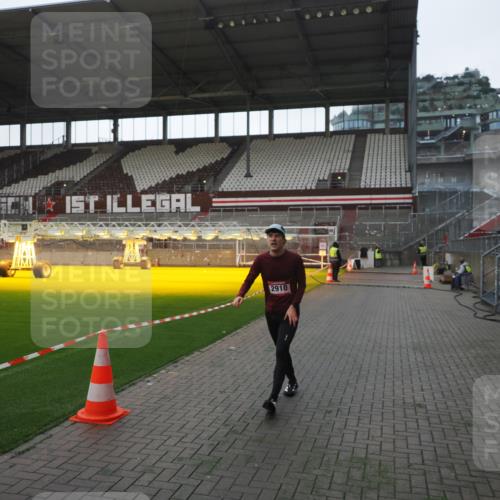07.12.2025 - St. Pauli X-Mass-Run No. 15 Fabian Wolf http://msf.ph/oto/9395477 07.12.2025 10:30:27 Ziel 2910 meine-sportfotos.de