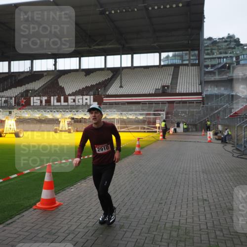 07.12.2025 - St. Pauli X-Mass-Run No. 15 Fabian Wolf http://msf.ph/oto/9395481 07.12.2025 10:30:28 Ziel 2910 meine-sportfotos.de