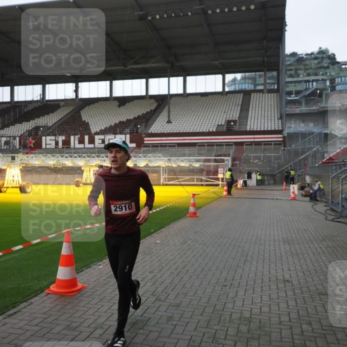 07.12.2025 - St. Pauli X-Mass-Run No. 15 Fabian Wolf http://msf.ph/oto/9395482 07.12.2025 10:30:28 Ziel 2910 meine-sportfotos.de