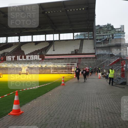 07.12.2025 - St. Pauli X-Mass-Run No. 15 Fabian Wolf http://msf.ph/oto/9395490 07.12.2025 10:30:38 Ziel 1698, 1700, 2537, 2910, 4845, 4847 meine-sportfotos.de