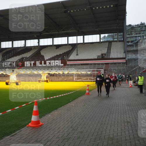 07.12.2025 - St. Pauli X-Mass-Run No. 15 Fabian Wolf http://msf.ph/oto/9395499 07.12.2025 10:30:40 Ziel 608, 1698, 1700, 2537, 2910, 3936, 3940, 4845, 4847 meine-sportfotos.de