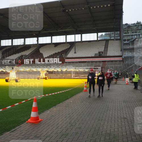 07.12.2025 - St. Pauli X-Mass-Run No. 15 Fabian Wolf http://msf.ph/oto/9395503 07.12.2025 10:30:41 Ziel 608, 1698, 1700, 2537, 3936, 3940, 4845, 4847 meine-sportfotos.de