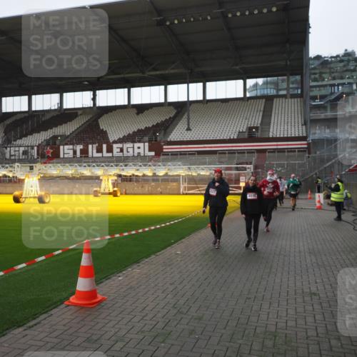 07.12.2025 - St. Pauli X-Mass-Run No. 15 Fabian Wolf http://msf.ph/oto/9395504 07.12.2025 10:30:42 Ziel 608, 1698, 1700, 2537, 3936, 3940, 4845, 4847 meine-sportfotos.de