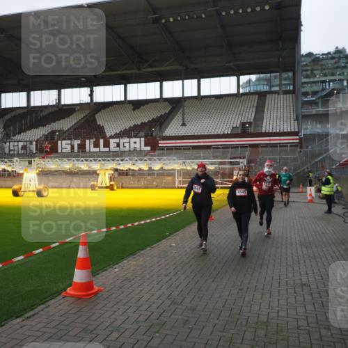 07.12.2025 - St. Pauli X-Mass-Run No. 15 Fabian Wolf http://msf.ph/oto/9395507 07.12.2025 10:30:43 Ziel 594, 601, 608, 1698, 1700, 2537, 3936, 3940, 4845, 4847 meine-sportfotos.de