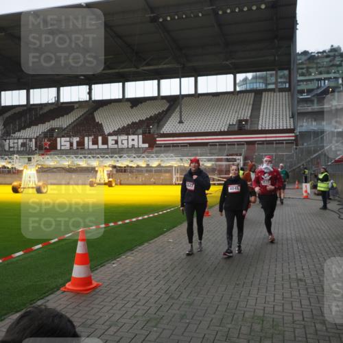 07.12.2025 - St. Pauli X-Mass-Run No. 15 Fabian Wolf http://msf.ph/oto/9395508 07.12.2025 10:30:43 Ziel 594, 601, 608, 1698, 1700, 2537, 3936, 3940, 4845, 4847 meine-sportfotos.de