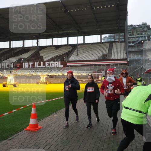 07.12.2025 - St. Pauli X-Mass-Run No. 15 Fabian Wolf http://msf.ph/oto/9395511 07.12.2025 10:30:44 Ziel 594, 601, 608, 1698, 1700, 2537, 3936, 3940, 3986, 4845, 4847 meine-sportfotos.de