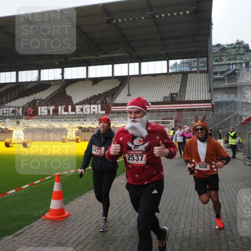 07.12.2025 - St. Pauli X-Mass-Run No. 15 Fabian Wolf http://msf.ph/oto/9395514 07.12.2025 10:30:45 Ziel 594, 601, 608, 1698, 1700, 2537, 3936, 3940, 3982, 3986, 4845, 4847 meine-sportfotos.de