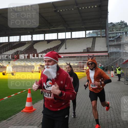 07.12.2025 - St. Pauli X-Mass-Run No. 15 Fabian Wolf http://msf.ph/oto/9395515 07.12.2025 10:30:45 Ziel 594, 601, 608, 1698, 1700, 2537, 3936, 3940, 3982, 3986, 4845, 4847 meine-sportfotos.de