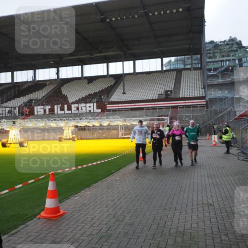 07.12.2025 - St. Pauli X-Mass-Run No. 15 Fabian Wolf http://msf.ph/oto/9395520 07.12.2025 10:30:47 Ziel 594, 601, 608, 1698, 1700, 2537, 3936, 3940, 3982, 3986, 4845, 4847 meine-sportfotos.de