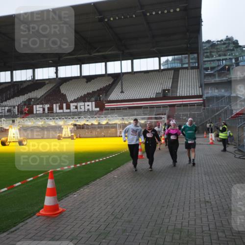 07.12.2025 - St. Pauli X-Mass-Run No. 15 Fabian Wolf http://msf.ph/oto/9395522 07.12.2025 10:30:47 Ziel 594, 601, 608, 1698, 1700, 2537, 3936, 3940, 3982, 3986, 4845, 4847 meine-sportfotos.de