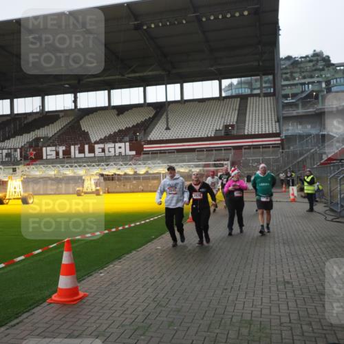 07.12.2025 - St. Pauli X-Mass-Run No. 15 Fabian Wolf http://msf.ph/oto/9395523 07.12.2025 10:30:48 Ziel 594, 601, 608, 1698, 1700, 2537, 3936, 3940, 3982, 3986, 4845, 4847 meine-sportfotos.de