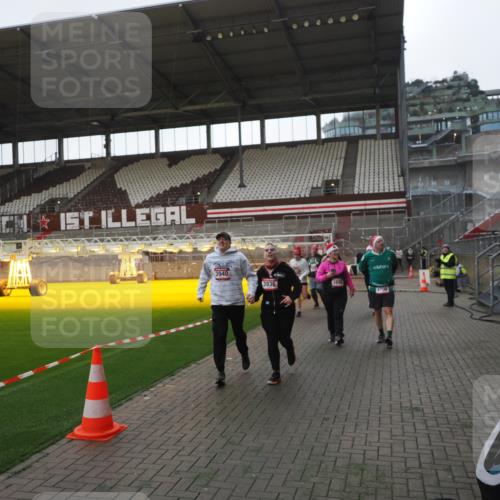 07.12.2025 - St. Pauli X-Mass-Run No. 15 Fabian Wolf http://msf.ph/oto/9395525 07.12.2025 10:30:48 Ziel 594, 601, 608, 1698, 1700, 2537, 3936, 3940, 3982, 3986, 4845, 4847 meine-sportfotos.de