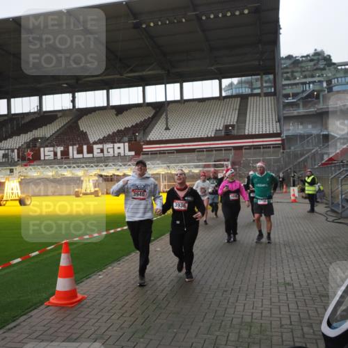 07.12.2025 - St. Pauli X-Mass-Run No. 15 Fabian Wolf http://msf.ph/oto/9395527 07.12.2025 10:30:49 Ziel 594, 601, 608, 1698, 1700, 2537, 3936, 3940, 3982, 3986, 4845, 4847 meine-sportfotos.de