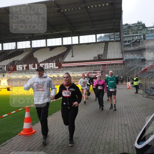 07.12.2025 - St. Pauli X-Mass-Run No. 15 Fabian Wolf http://msf.ph/oto/9395529 07.12.2025 10:30:49 Ziel 594, 601, 608, 1698, 1700, 2537, 3936, 3940, 3982, 3986, 4845, 4847 meine-sportfotos.de