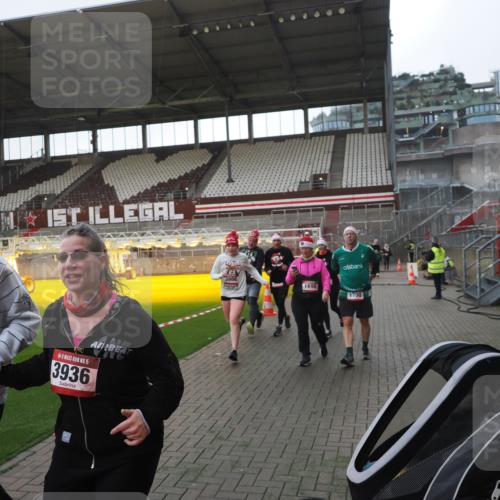 07.12.2025 - St. Pauli X-Mass-Run No. 15 Fabian Wolf http://msf.ph/oto/9395531 07.12.2025 10:30:50 Ziel 594, 601, 608, 1698, 1700, 2537, 3936, 3940, 3982, 3986, 4464, 4845, 4847 meine-sportfotos.de