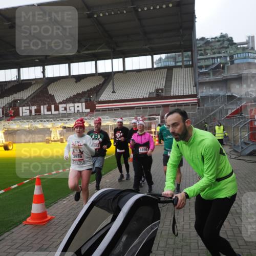 07.12.2025 - St. Pauli X-Mass-Run No. 15 Fabian Wolf http://msf.ph/oto/9395532 07.12.2025 10:30:51 Ziel 594, 601, 608, 1698, 1700, 2537, 3936, 3940, 3982, 3986, 4464, 4845, 4847 meine-sportfotos.de