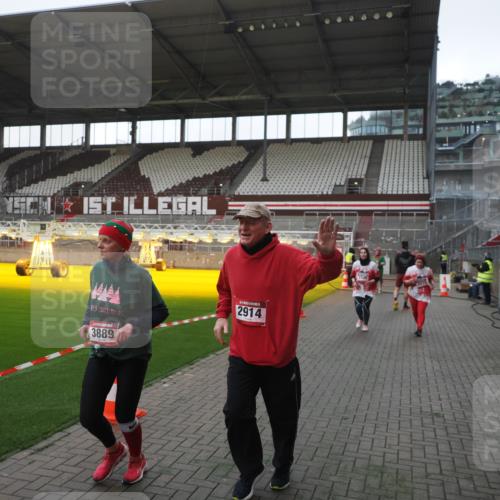 07.12.2025 - St. Pauli X-Mass-Run No. 15 Fabian Wolf http://msf.ph/oto/9395573 07.12.2025 10:31:17 Ziel 343, 1545, 2073, 2171, 2172, 2914, 3889 meine-sportfotos.de