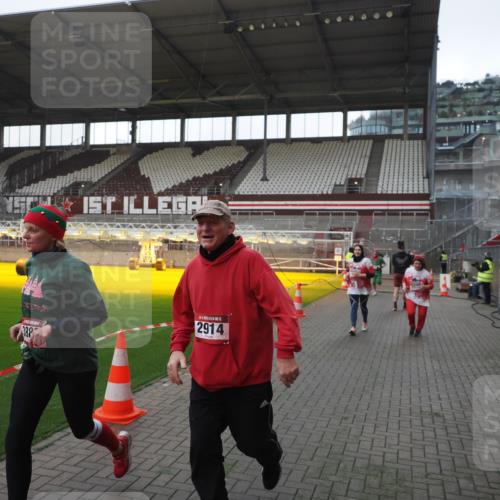 07.12.2025 - St. Pauli X-Mass-Run No. 15 Fabian Wolf http://msf.ph/oto/9395574 07.12.2025 10:31:17 Ziel 343, 1545, 2073, 2171, 2172, 2914, 3889 meine-sportfotos.de