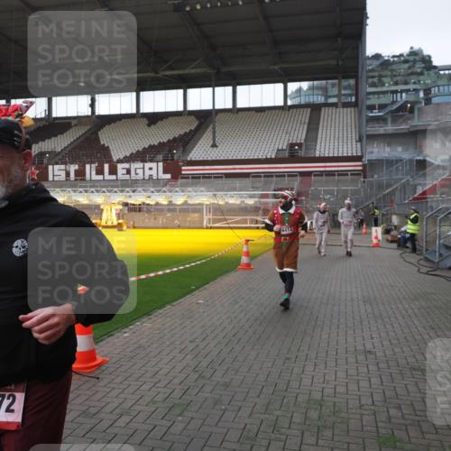 07.12.2025 - St. Pauli X-Mass-Run No. 15 Fabian Wolf http://msf.ph/oto/9395597 07.12.2025 10:31:28 Ziel 343, 1545, 2073, 2171, 2172, 2540, 2541, 4412 meine-sportfotos.de