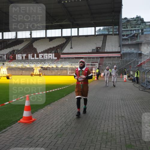 07.12.2025 - St. Pauli X-Mass-Run No. 15 Fabian Wolf http://msf.ph/oto/9395598 07.12.2025 10:31:29 Ziel 343, 2073, 2171, 2172, 2540, 2541, 4412 meine-sportfotos.de