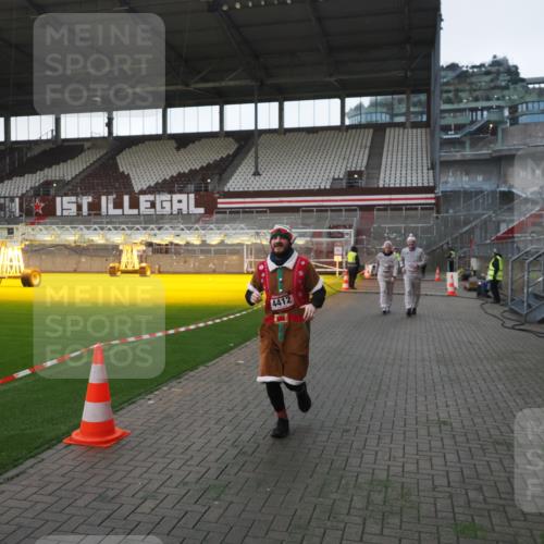 07.12.2025 - St. Pauli X-Mass-Run No. 15 Fabian Wolf http://msf.ph/oto/9395599 07.12.2025 10:31:29 Ziel 343, 2073, 2171, 2172, 2540, 2541, 4412 meine-sportfotos.de