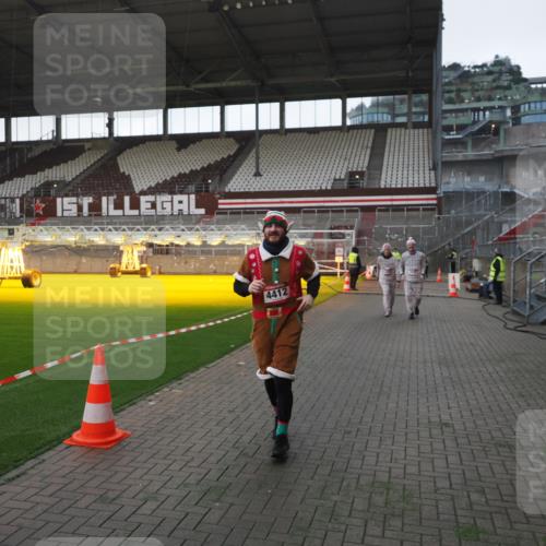 07.12.2025 - St. Pauli X-Mass-Run No. 15 Fabian Wolf http://msf.ph/oto/9395600 07.12.2025 10:31:30 Ziel 343, 2171, 2172, 2540, 2541, 4412 meine-sportfotos.de