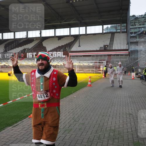 07.12.2025 - St. Pauli X-Mass-Run No. 15 Fabian Wolf http://msf.ph/oto/9395605 07.12.2025 10:31:31 Ziel 343, 1818, 2171, 2540, 2541, 4412 meine-sportfotos.de