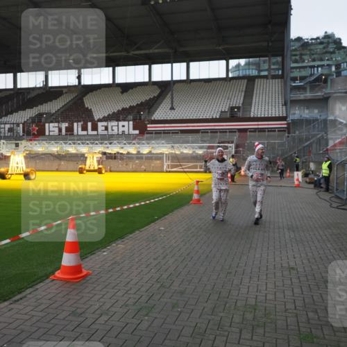 07.12.2025 - St. Pauli X-Mass-Run No. 15 Fabian Wolf http://msf.ph/oto/9395608 07.12.2025 10:31:32 Ziel 343, 1818, 2171, 2540, 2541, 4412 meine-sportfotos.de