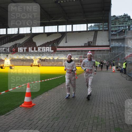 07.12.2025 - St. Pauli X-Mass-Run No. 15 Fabian Wolf http://msf.ph/oto/9395614 07.12.2025 10:31:34 Ziel 343, 1818, 2171, 2540, 2541, 3895, 3896, 3897, 4412 meine-sportfotos.de