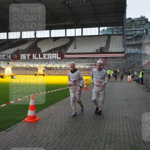 07.12.2025 - St. Pauli X-Mass-Run No. 15 Fabian Wolf http://msf.ph/oto/9395615 07.12.2025 10:31:34 Ziel 343, 1818, 2171, 2540, 2541, 3895, 3896, 3897, 4412 meine-sportfotos.de