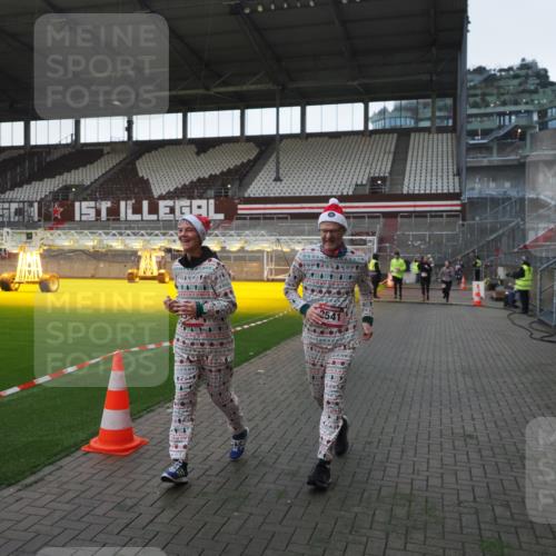 07.12.2025 - St. Pauli X-Mass-Run No. 15 Fabian Wolf http://msf.ph/oto/9395618 07.12.2025 10:31:35 Ziel 343, 1818, 2171, 2540, 2541, 3895, 3896, 3897, 4412 meine-sportfotos.de
