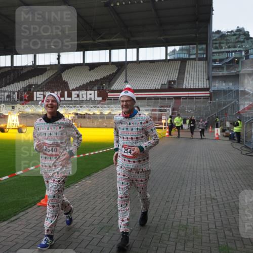 07.12.2025 - St. Pauli X-Mass-Run No. 15 Fabian Wolf http://msf.ph/oto/9395620 07.12.2025 10:31:35 Ziel 343, 1818, 2171, 2540, 2541, 3895, 3896, 3897, 4412 meine-sportfotos.de