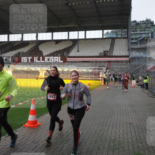 07.12.2025 - St. Pauli X-Mass-Run No. 15 Fabian Wolf http://msf.ph/oto/9395632 07.12.2025 10:31:42 Ziel 1818, 2352, 2540, 2541, 3895, 3896, 3897, 4518, 4519, 4520 meine-sportfotos.de