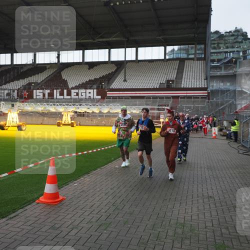 07.12.2025 - St. Pauli X-Mass-Run No. 15 Fabian Wolf http://msf.ph/oto/9395643 07.12.2025 10:31:46 Ziel 1818, 2352, 2418, 3806, 3808, 3895, 3896, 3897, 3969, 4467, 4495, 4518, 4519, 4520 meine-sportfotos.de