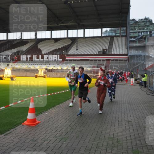 07.12.2025 - St. Pauli X-Mass-Run No. 15 Fabian Wolf http://msf.ph/oto/9395644 07.12.2025 10:31:46 Ziel 1818, 2352, 2418, 3806, 3808, 3895, 3896, 3897, 3969, 4467, 4495, 4518, 4519, 4520 meine-sportfotos.de
