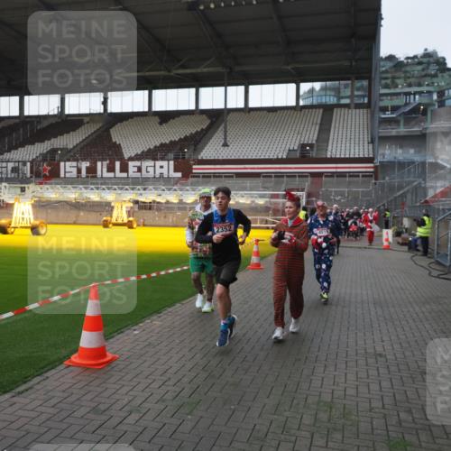 07.12.2025 - St. Pauli X-Mass-Run No. 15 Fabian Wolf http://msf.ph/oto/9395645 07.12.2025 10:31:46 Ziel 1818, 2352, 2418, 3806, 3808, 3895, 3896, 3897, 3969, 4467, 4495, 4518, 4519, 4520 meine-sportfotos.de