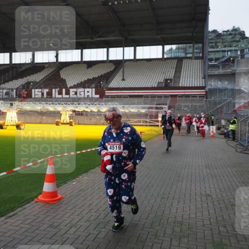 07.12.2025 - St. Pauli X-Mass-Run No. 15 Fabian Wolf http://msf.ph/oto/9395653 07.12.2025 10:31:48 Ziel 1818, 2352, 2418, 3716, 3806, 3808, 3895, 3896, 3897, 3969, 4467, 4484, 4495, 4504, 4518, 4519, 4520 meine-sportfotos.de