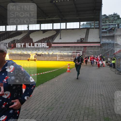 07.12.2025 - St. Pauli X-Mass-Run No. 15 Fabian Wolf http://msf.ph/oto/9395657 07.12.2025 10:31:49 Ziel 1818, 2352, 2418, 3267, 3716, 3806, 3808, 3895, 3896, 3897, 3969, 4467, 4484, 4495, 4504, 4518, 4519, 4520 meine-sportfotos.de