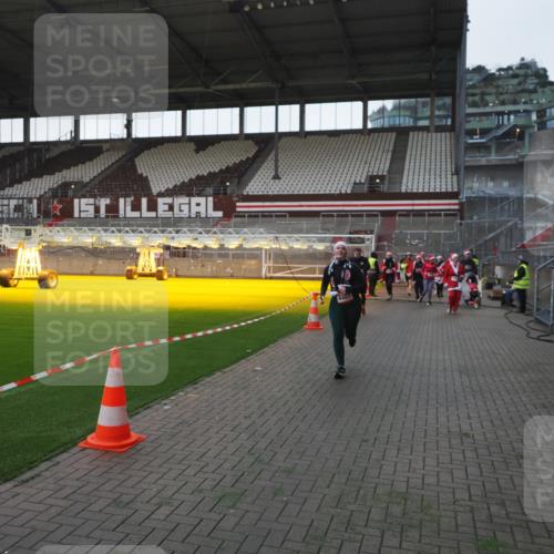 07.12.2025 - St. Pauli X-Mass-Run No. 15 Fabian Wolf http://msf.ph/oto/9395659 07.12.2025 10:31:49 Ziel 1818, 2352, 2418, 3267, 3716, 3806, 3808, 3895, 3896, 3897, 3969, 4467, 4484, 4495, 4504, 4518, 4519, 4520 meine-sportfotos.de
