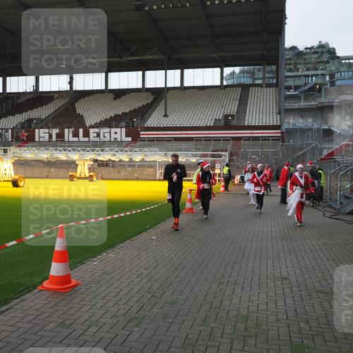 07.12.2025 - St. Pauli X-Mass-Run No. 15 Fabian Wolf http://msf.ph/oto/9395667 07.12.2025 10:31:54 Ziel 750, 752, 2352, 2418, 3267, 3716, 3806, 3808, 3969, 4467, 4484, 4495, 4504, 4518, 4519, 4520 meine-sportfotos.de