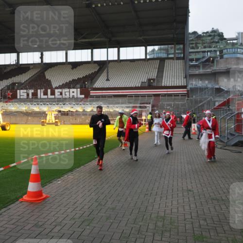 07.12.2025 - St. Pauli X-Mass-Run No. 15 Fabian Wolf http://msf.ph/oto/9395671 07.12.2025 10:31:55 Ziel 750, 752, 2352, 2418, 3267, 3716, 3806, 3808, 3969, 4467, 4484, 4495, 4504, 4518, 4519, 4520 meine-sportfotos.de