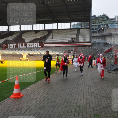 07.12.2025 - St. Pauli X-Mass-Run No. 15 Fabian Wolf http://msf.ph/oto/9395672 07.12.2025 10:31:55 Ziel 750, 752, 2352, 2418, 3267, 3716, 3806, 3808, 3969, 4467, 4484, 4495, 4504, 4518, 4519, 4520 meine-sportfotos.de