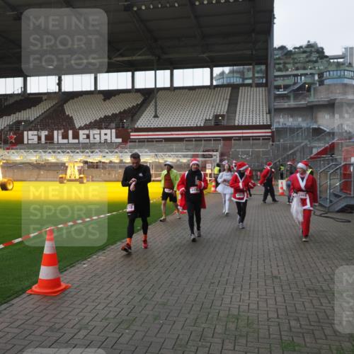 07.12.2025 - St. Pauli X-Mass-Run No. 15 Fabian Wolf http://msf.ph/oto/9395673 07.12.2025 10:31:55 Ziel 750, 752, 2352, 2418, 3267, 3716, 3806, 3808, 3969, 4467, 4484, 4495, 4504, 4518, 4519, 4520 meine-sportfotos.de